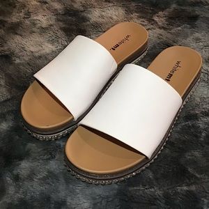 Cute women’s slide sandals